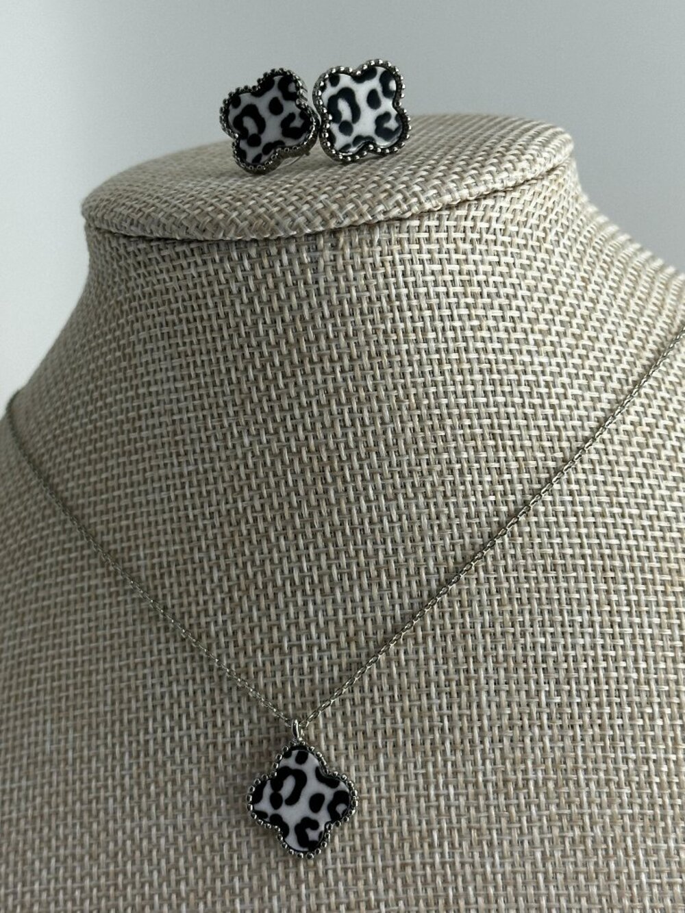 Park Lane “Icon-White Leopard” Set!